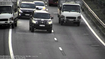 Hình ảnh xe ô-tô chèn ép nhau được phát hiện thông qua hệ thống camera giám sát.