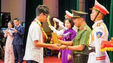 Trao thưởng cho học sinh là con em cán bộ, chiến sĩ Công an Thủ đô.
