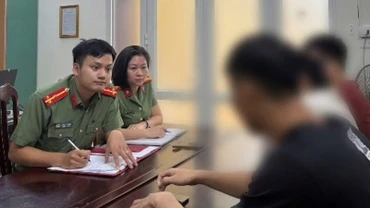 Cơ quan chức năng làm việc với L.T.A