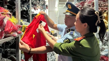 Lực lượng chức năng vừa phát hiện số lượng lớn quần áo thể thao có dấu hiệu giả mạo các nhãn hiệu nổi tiếng đã được bảo hộ tại Việt Nam.