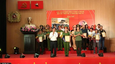 Ban Tổ chức trao Giấy chứng nhận, giải thưởng cho các tác giả đạt giải.