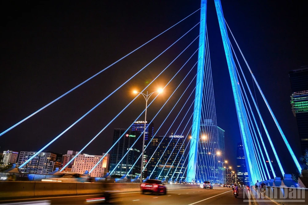 Vẻ năng động, hiện đại của Thành phố Hồ Chí Minh khi đêm về. (Ảnh: THÀNH ĐẠT)
