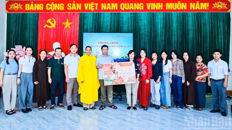 Công đoàn Báo Nhân Dân, Đại đức Thích Vân Phong cùng các nhà hảo tâm đã phối hợp chính quyền địa phương tổ chức thăm hỏi, động viên và trao quà, tặng các hộ gia đình. 