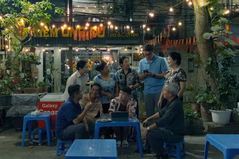 Cảnh trong phim "Dưới ô cửa sáng đèn". (Ảnh: VFC)