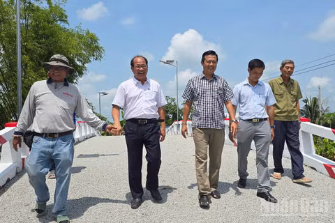 Lãnh đạo xã Châu Phú khảo sát cây cầu bê-tông Kênh 7 trước khi khánh thành.