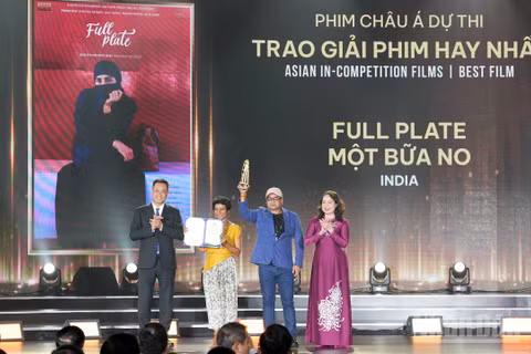 Phó Chủ tịch nước Võ Thị Ánh Xuân và Bí thư Thành ủy Đà Nẵng Lê Ngọc Quang trao giải Phim châu Á xuất sắc nhất cho đoàn làm phim "Full plate". (Ảnh: TÙNG LÂM)