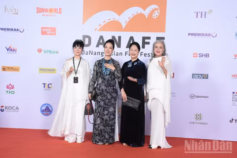 Các nghệ sĩ gạo cội của điện ảnh Việt trên thảm đỏ: Nghệ sĩ Nhân dân Lan Hương, Nghệ sĩ Nhân dân Lê Khanh, Nghệ sĩ Nhân dân Như Quỳnh, Nghệ sĩ Nhân dân Hoàng Cúc. (Ảnh: ANH ĐÀO)