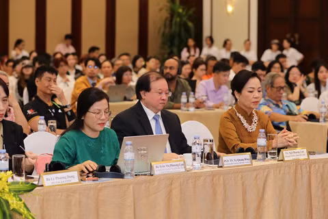 Các đại biểu tại hội thảo.