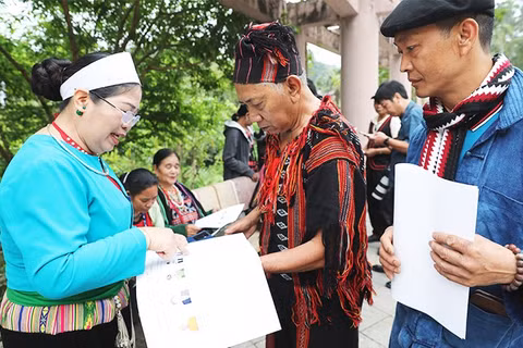 Bà con các dân tộc thiểu số tại Làng Văn hóa, Du lịch các Dân tộc Việt Nam tìm hiểu thông tin về các đại biểu.
