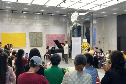 Họa sĩ Thái Tĩnh và vợ là nhà thơ Đinh Hoàng Anh trình diễn khai mạc triển lãm. 