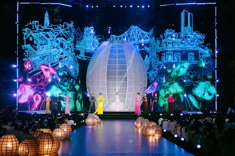 Bộ sưu tập “Việt Nam gấm hoa” tại đêm khai mạc Lễ hội Áo dài Thành phố Hồ Chí Minh. (Ảnh: KIẾNG CẬN)