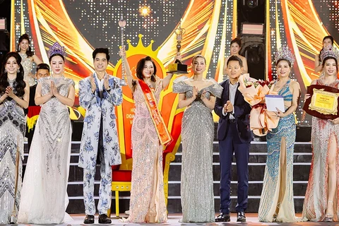 Hoa hậu Doanh nhân Việt Nam 2026 Nguyễn Hoàng Vân (giữa) tại cuộc thi. (Ảnh: BÌNH NGUYỄN)