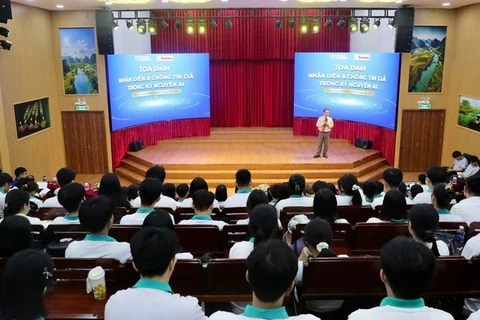 Chia sẻ về các hình thức lừa đảo trực tuyến với sinh viên. (Ảnh: QUANG QUÝ)