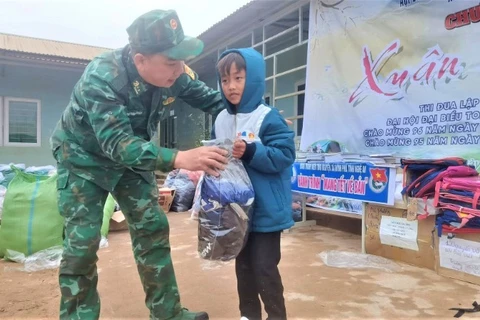 Trao tặng áo ấm cho học sinh Trường tiểu học Tri Lễ 2 (điểm bản Huồi Mới). (Ảnh: LÊ THẠCH)