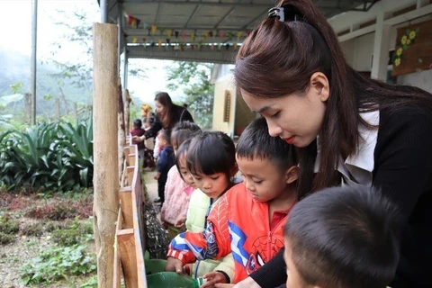 Cô và trò tại Điểm trường Xốp Cháo (Trường mầm non Lượng Minh), xã Lượng Minh, tỉnh Nghệ An.
