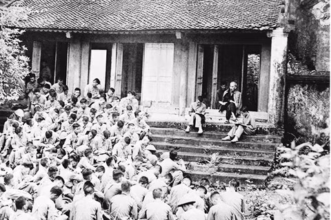 Chủ tịch Hồ Chí Minh nói chuyện với các chiến sĩ Trung đoàn Thủ đô tại Đền Hùng (Phú Thọ) năm 1954. Ảnh tư liệu 