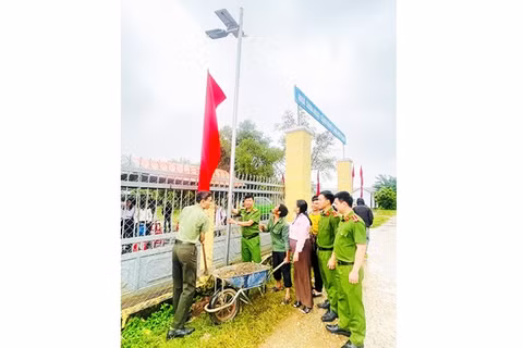 Hoạt động trao tặng đèn đường năng lượng mặt trời cho làng Kret Krot.