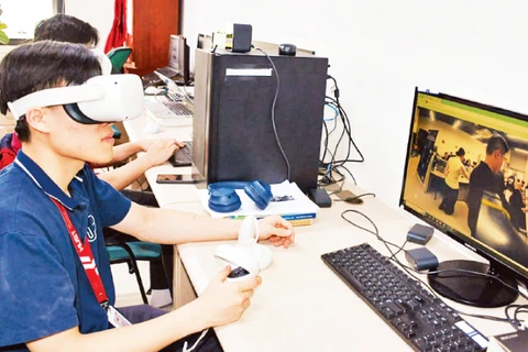 Sinh viên Đại học Bách khoa tham gia lớp học thực tế ảo demo. (Ảnh TRƯƠNG HƯƠNG)
