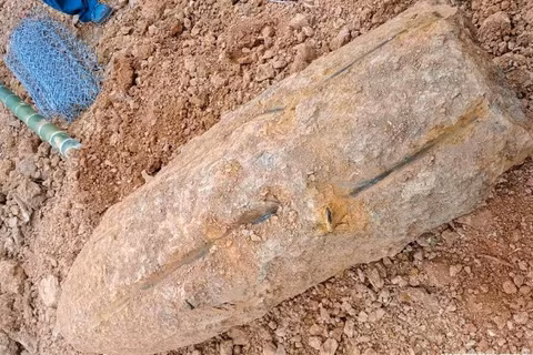 Quả bom đường kính 42cm, dài 1,2m, nặng khoảng 350kg. (Ảnh: TRỌNG KIÊN)