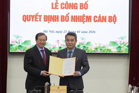 Thứ trưởng Tạ Quang Đông trao Quyết định bổ nhiệm cho Nghệ sĩ Ưu tú Trịnh Mai Nguyên. (Ảnh: Nhà hát Kịch Việt Nam).