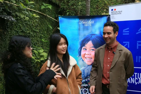 Ông Paul Abela - Tùy viên Nghe Nhìn, Đại sứ quán Pháp tại Việt Nam - chia sẻ với các bạn sinh viên về liên hoan phim. (Ảnh: Ban tổ chức)