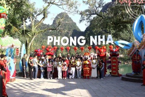 Khách du lịch tham quan động Phong Nha sáng 1/1. (Ảnh: HƯƠNG GIANG)