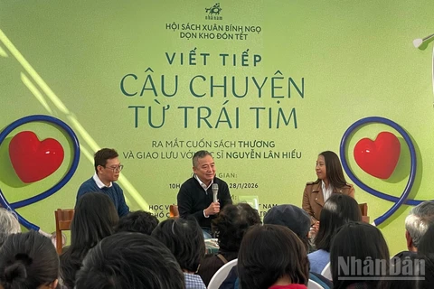 Bác sĩ Ngô Đức Hùng và biên tập viên Nguyễn Hoàng Diệu Thủy tham gia buổi ra mắt sách của bác sĩ Nguyễn Lân Hiếu.