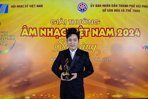 Ca sĩ Tùng Dương được vinh danh Ca sĩ xuất sắc nhất tại giải Sol Vàng năm 2024.
