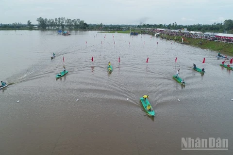 "Ngày hội mùa nước nổi tổ chức năm 2023 ở Châu Phú thu hút đông đảo người dân, du khách