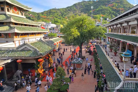 Một góc Miếu Bà Chúa Xứ núi Sam.