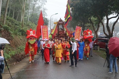 Nghi lễ rước kiệu tại Lễ hội đền Vua Mai. (Ảnh tư liệu)