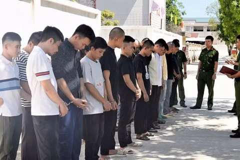 Các đối tượng trong băng nhóm lừa đảo bị bắt giữ. (Ảnh: Công an Nghệ An)