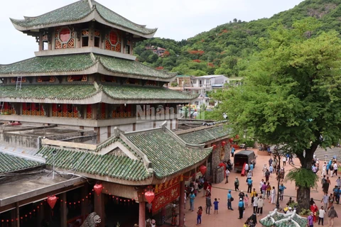 Một góc Miếu Bà Chúa Xứ bên triền núi Sam.