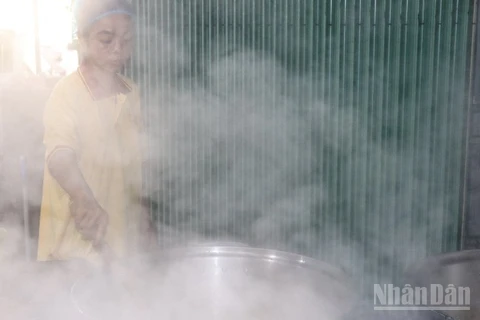 Nấu đường thốt nốt truyền thống.