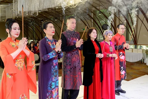 Câu lạc bộ Áo dài Việt Nam thắp hương tri ân Tổ nghề.