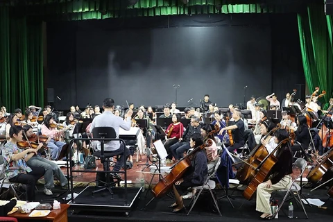 Các nghệ sĩ luyện tập chuẩn bị cho chương trình. (Ảnh: Ban tổ chức)