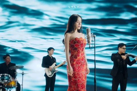 Lyly thể hiện ca khúc “Giữ anh em làm cũng không xong”. 