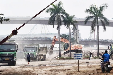 Công trường thi công cầu Nguyễn Trãi (TP Hải Phòng) phát tán bụi mù mịt.