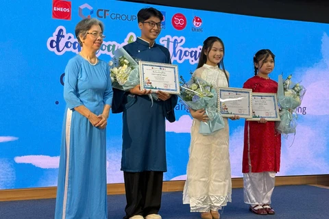 Các tác giả đoạt giải cao của cuộc thi. (Ảnh: Ban tổ chức)