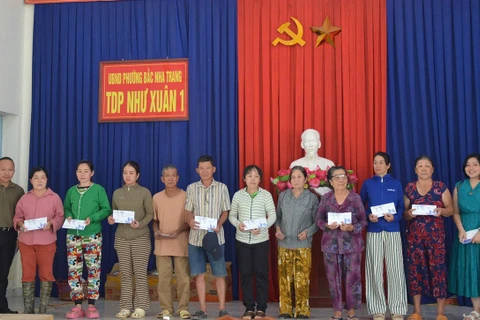 Đại diện câu lạc bộ Lữ hành Unesco Hà Nội trao quà ủng hộ người dân phường Bắc Nha Trang, Thành phố Nha Trang, tỉnh Khánh Hòa. (Ảnh: Câu lạc bộ cung cấp)