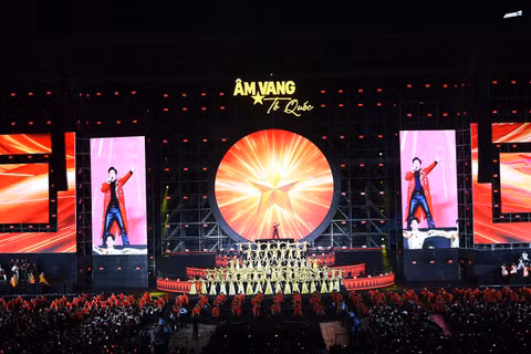 Nghệ sĩ Tùng Dương trình diễn trong chương trình. (Ảnh: TUẤN HUY)