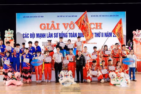 Môn Lân Sư Rồng thu hút đông đảo bạn trẻ tập luyện.