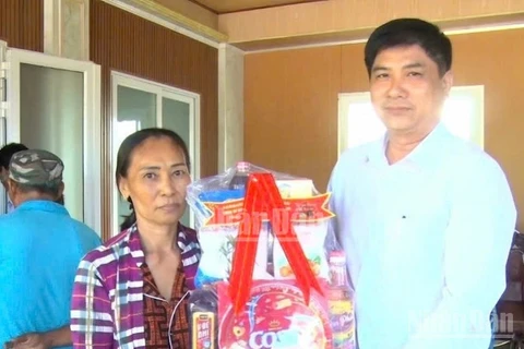 Đồng chí Dương Quốc Sử, Giám đốc Agribank Chi nhánh Bạc Liêu, trao quà Tết tặng các hộ có hoàn cảnh khó khăn.