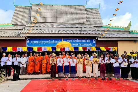 Nghi thức chào Phật kỳ tại Lễ hội Phước Biển.