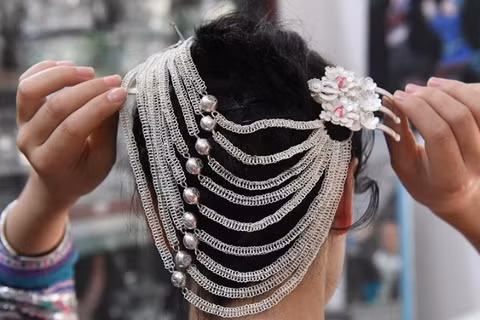 Phụ nữ dân tộc Miêu, Trung Quốc thường đeo những món trang sức bạc được chế tác cầu kỳ để làm đẹp và thể hiện nét văn hóa truyền thống của dân tộc mình. (Ảnh: Xinhua) 