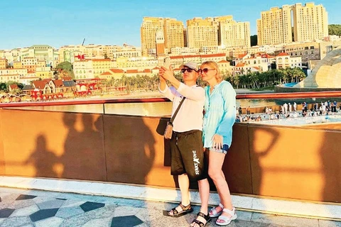 Du khách quốc tế “check-in” từ Cầu Hôn, Phú Quốc, tỉnh An Giang.