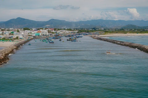 Khung cảnh làng chài bình yên trong phim "Báu vật trời cho". (Ảnh: Galaxy cung cấp)
