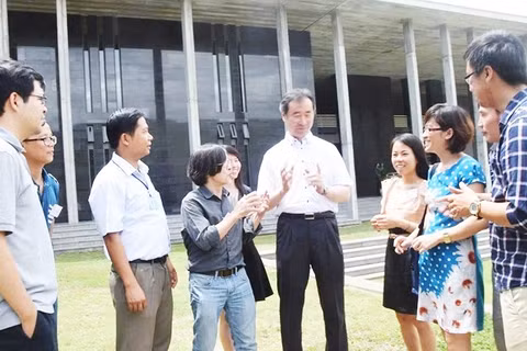 Các nhà khoa học trẻ từ nhiều quốc gia cùng nhau thảo luận, chia sẻ ý tưởng, mở rộng tri thức tại Trung tâm ICISE.