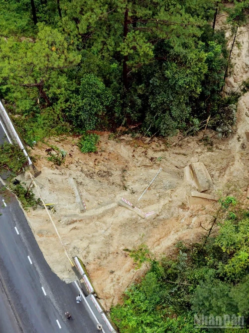 Khu vực xảy ra sạt trượt trên đèo Prenn.