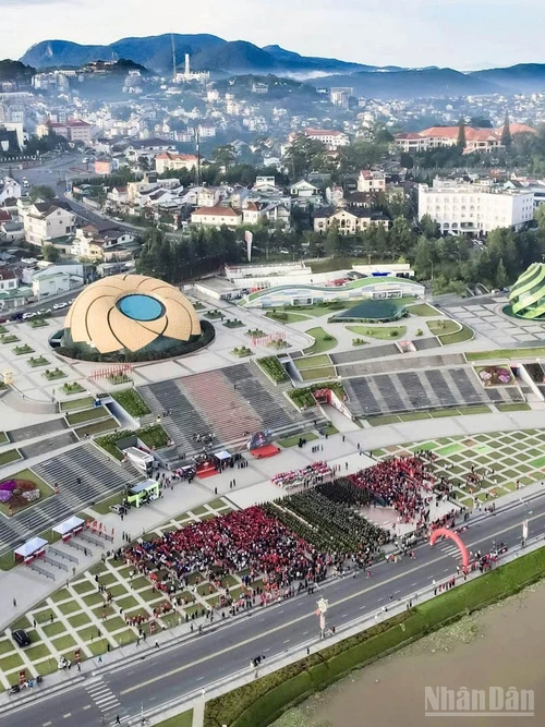 Cung đường đi bộ lãng mạn quanh hồ Xuân Hương trong sự kiện “Cùng Việt Nam tiến bước” tổ chức tại xứ ngàn hoa Đà Lạt, tỉnh Lâm Đồng. 